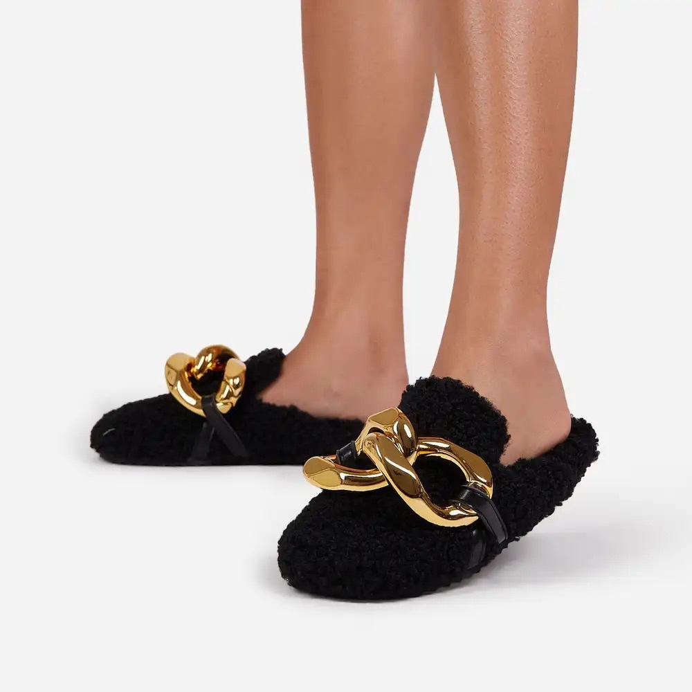 Sliders like J.W. Anderson black furry with chunky gold chain